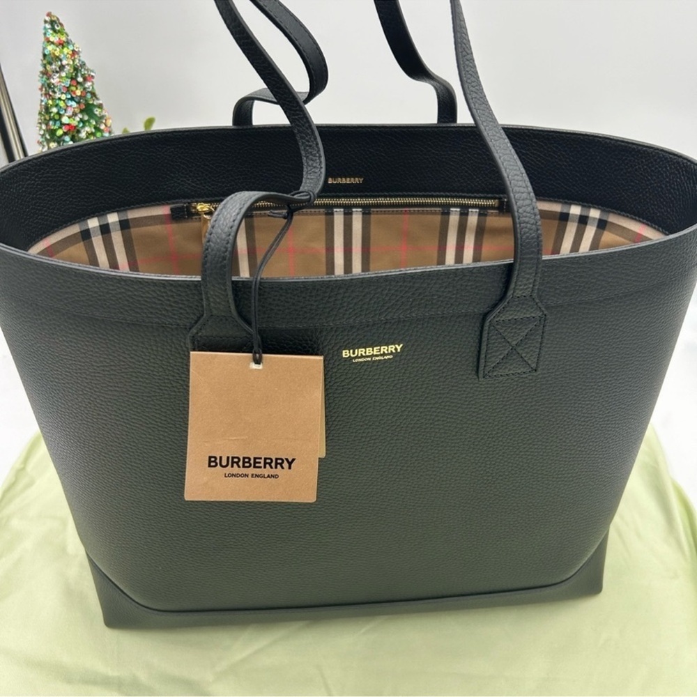 Women’s Burberry pebble grain leather check lined large shopping tote Italy